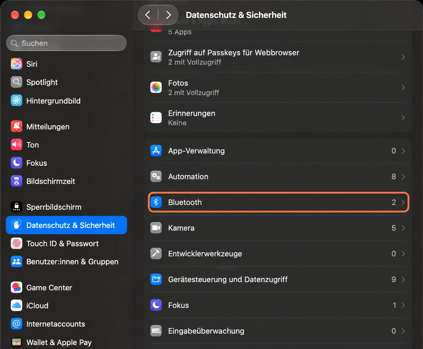 Scrolle in der Liste unter Datenschutz & Sicherheit und öffne Bluetooth (Beispielansicht).