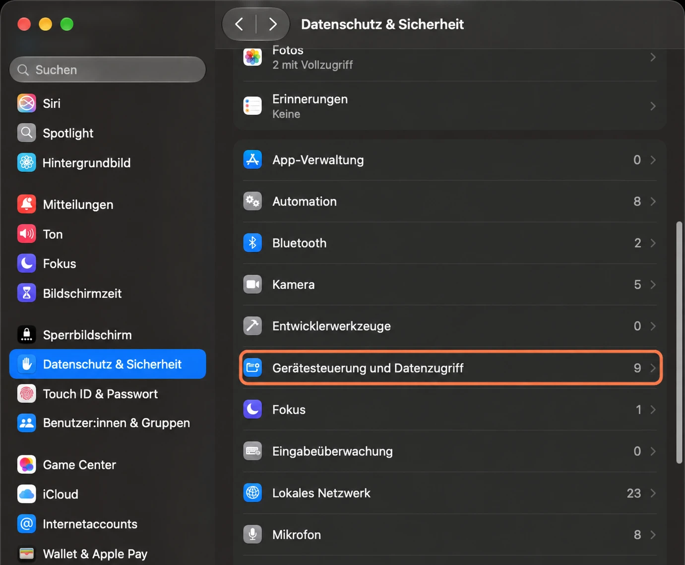 Öffne unter Datenschutz & Sicherheit den Eintrag Gerätesteuerung und Datenzugriff (macOS 27) (Beispielansicht).
